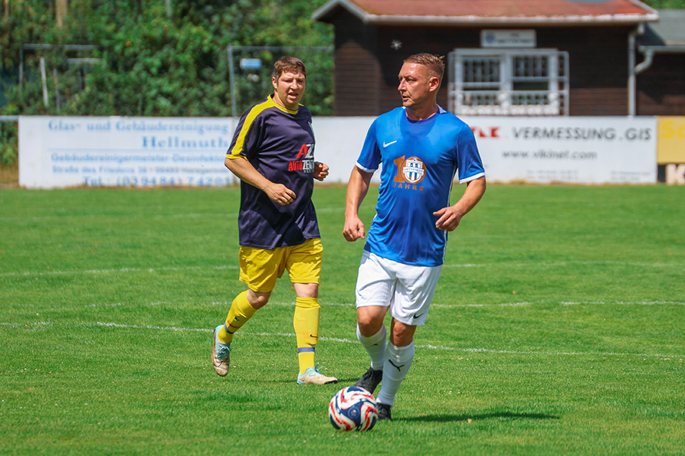 Spieler der Alten Herren des FC Hettstedt während eines Fußballspiels
