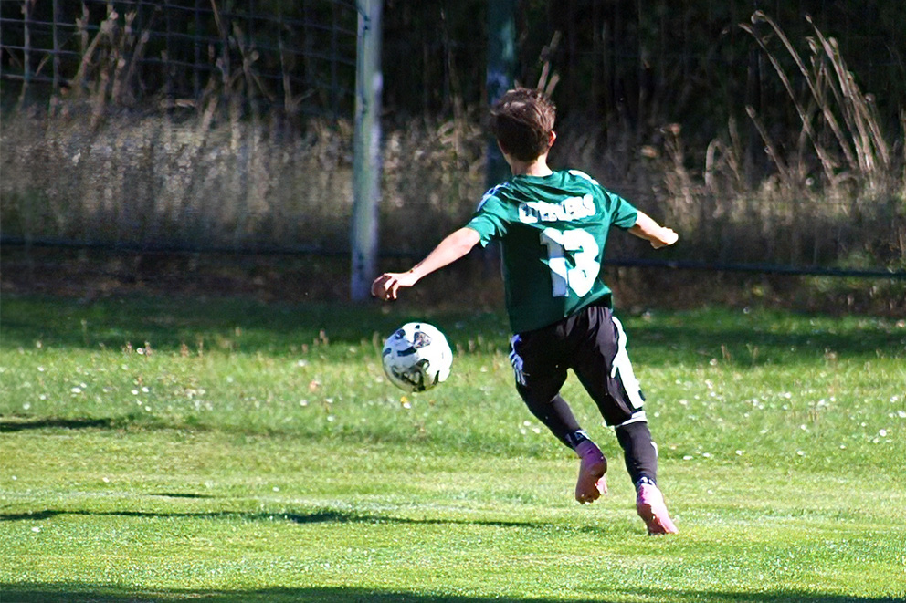 Nachwuchsspieler des FC Hettstedt während eines Fußballspiels auf dem Rasenplatz