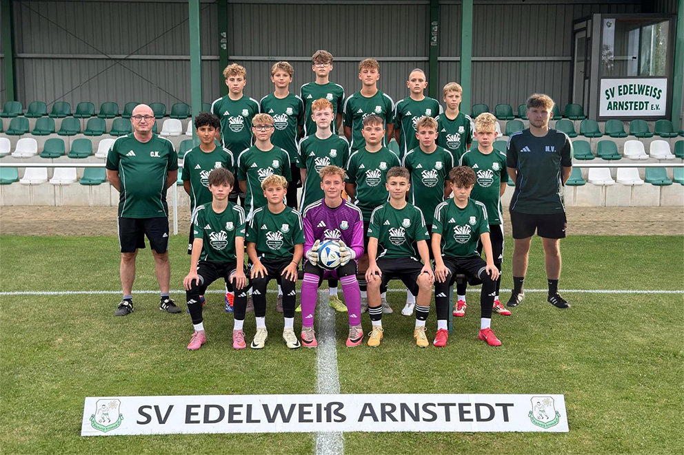 C1-Jugend des FC Hettstedt mit Spielern und Trainern auf dem Fußballplatz