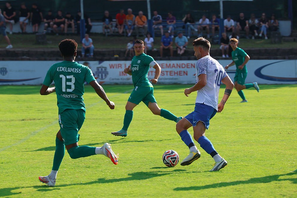 Spieler des FC Hettstedt am Ball gegen mehrere Gegenspieler während eines Fußballspiels