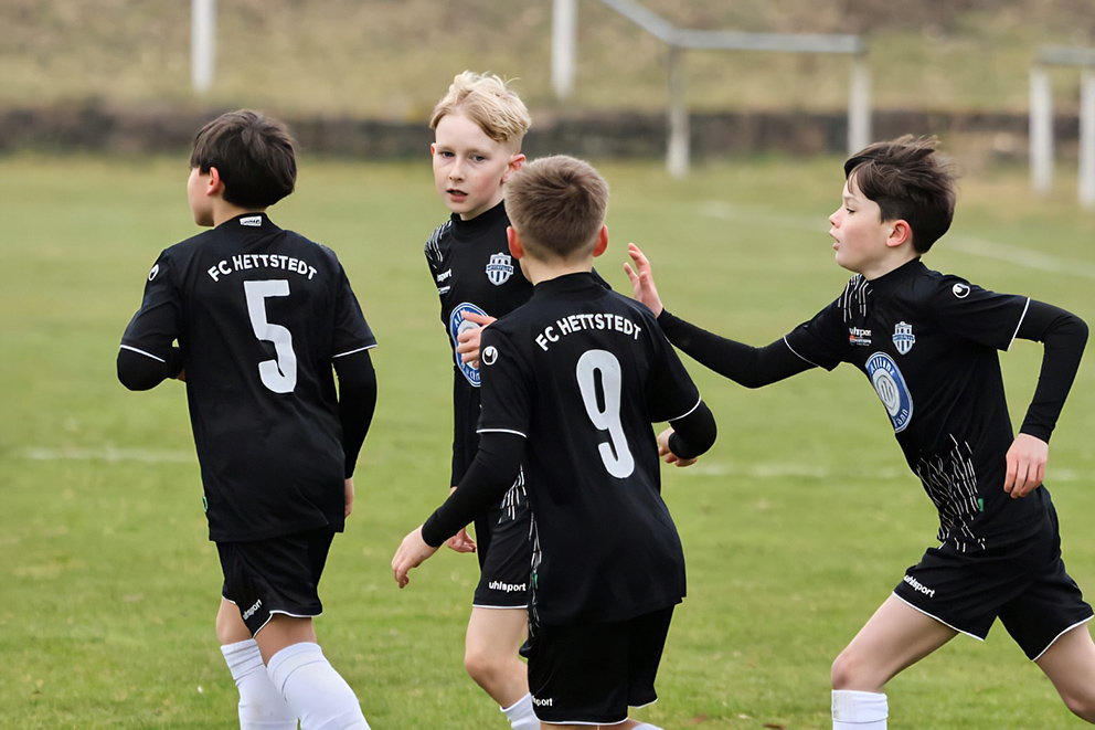Nachwuchsspieler des FC Hettstedt gemeinsam auf dem Fußballplatz