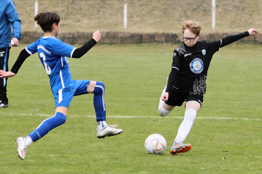 Nachwuchsspieler des FC Hettstedt im Zweikampf um den Ball während eines Fußballspiels