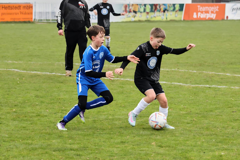 Nachwuchsspieler des FC Hettstedt am Ball im Zweikampf mit einem Gegenspieler