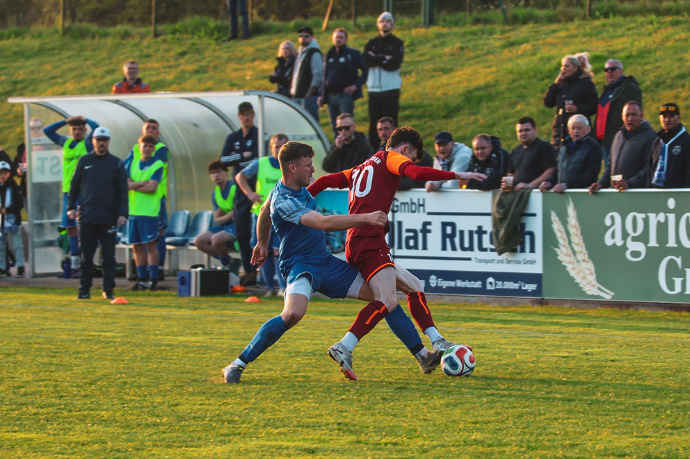 Spieler des FC Hettstedt im Zweikampf um den Ball während eines Fußballspiels